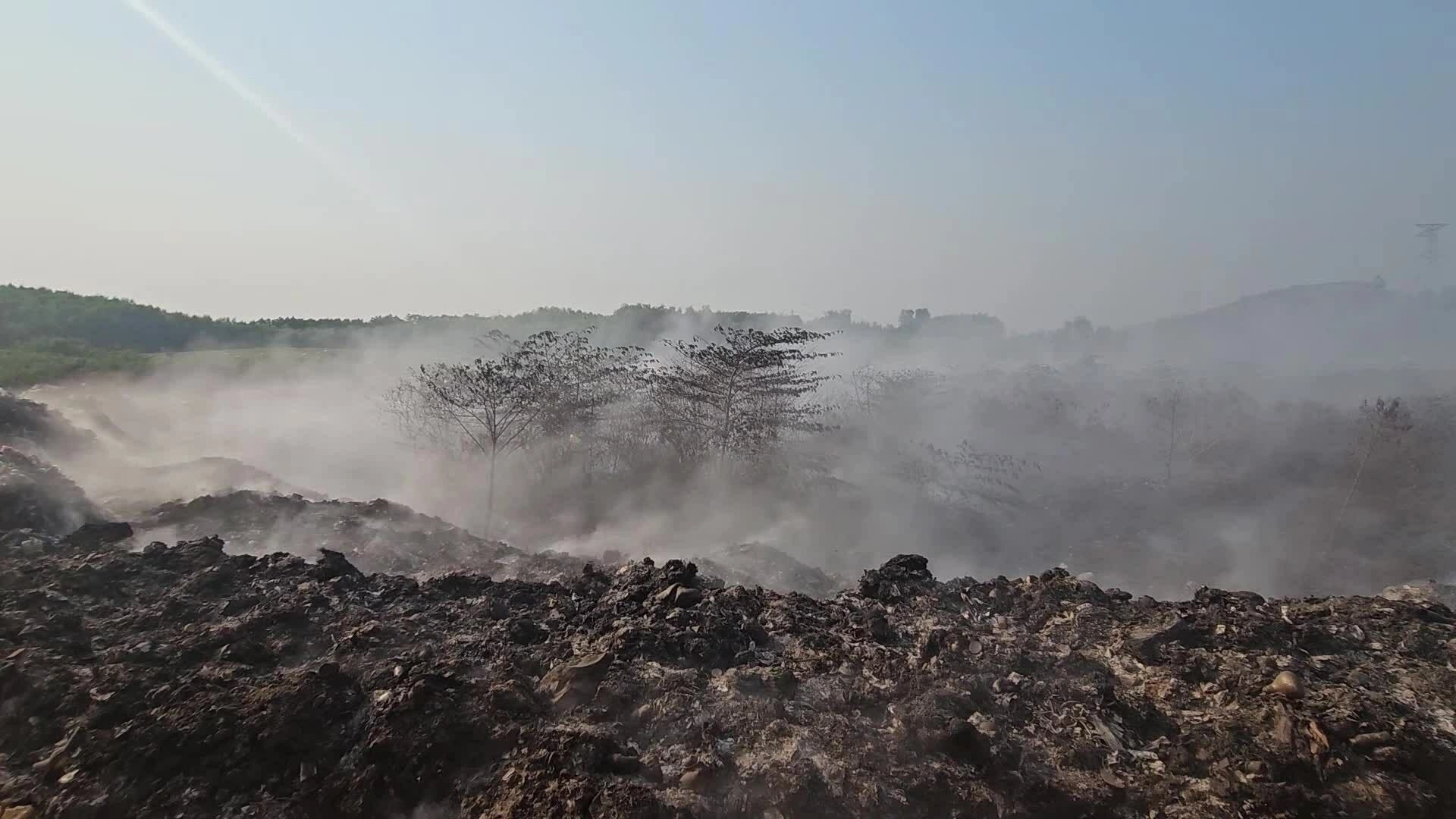 Bãi rác cháy một tuần, người dân hít phải khí độc