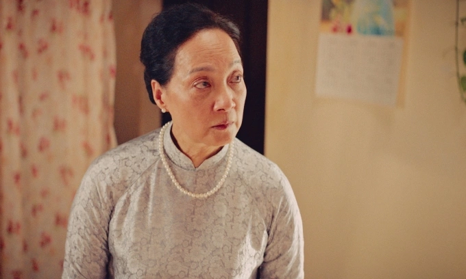 Nghệ sĩ Lê Khanh tái xuất với vai bà mẹ nghiêm khắc, cấm đoán tình yêu của con. Ảnh: Cánh Đồng Film