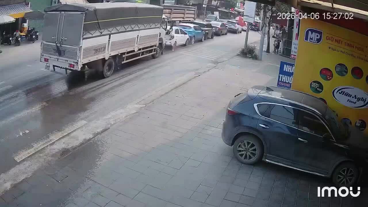 Xe tải đâm dồn toa bốn ôtô