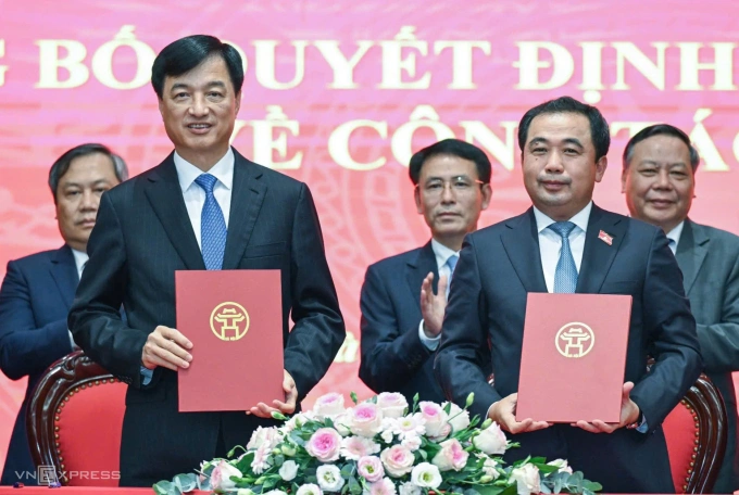 Ông Nguyễn Duy Ngọc và ông Trần Đức Thắng ký Biên bản bàn giao nhiệm vụ Bí thư Thành ủy Hà Nội. Ảnh: Giang Huy