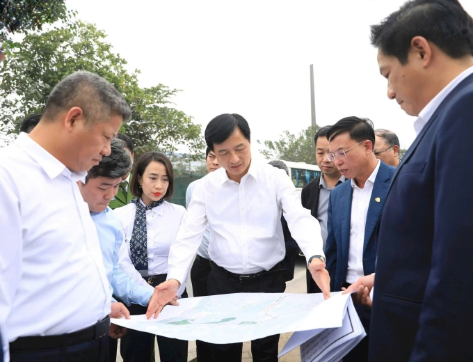 Ông Nguyễn Duy Ngọc đi kiểm tra việc kiểm soát, xử lý ô nhiễm môi trường tại sông Cầu Bây (phường Long Biên) hồi tháng 2. Ảnh: Quang Thái