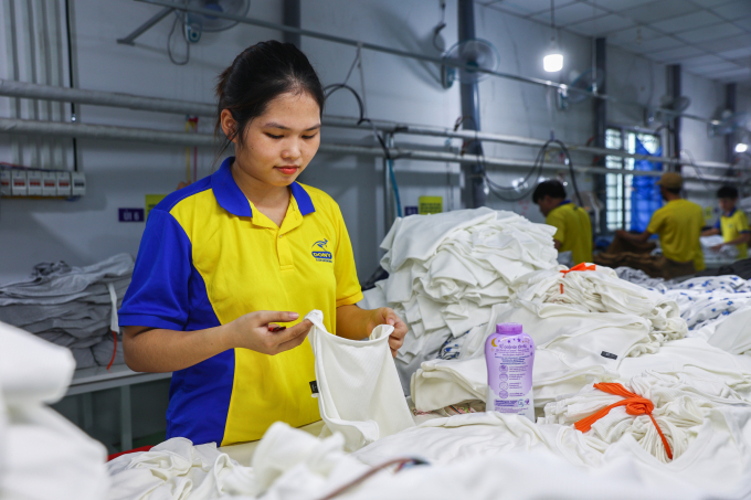 Công nhân làm việc tại công ty may mặc Dony (xã Vĩnh Lộc A, TP HCM), tháng 8/2025. Ảnh: Quỳnh Trần