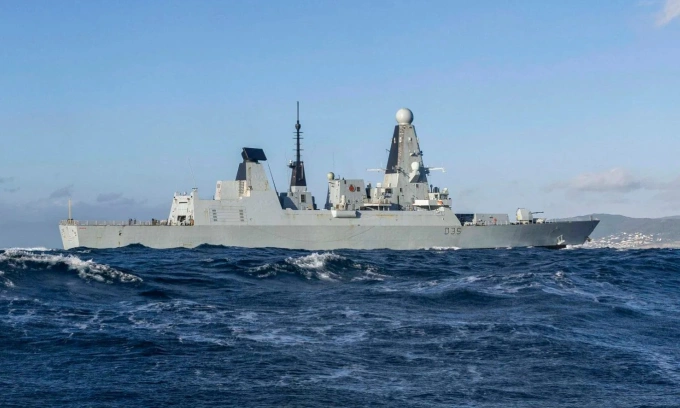 Tàu khu trục HMS Dragon đang trên đường tới Cyprus hồi tháng 3. Ảnh: BQP Anh