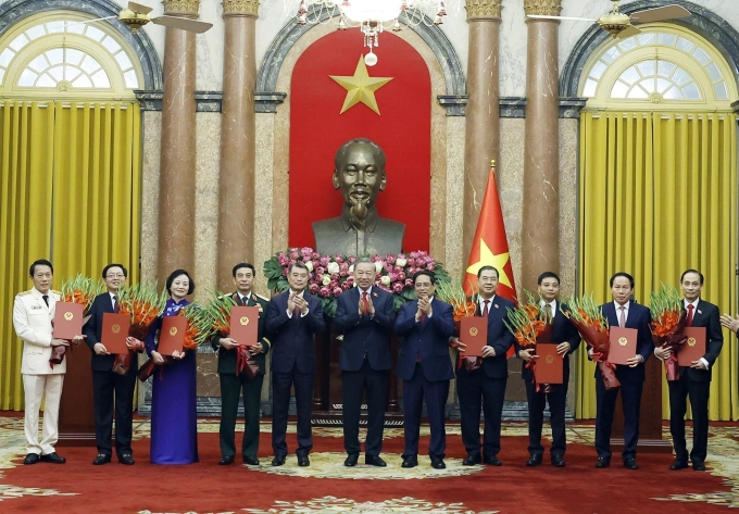Tổng Bí thư, Chủ tịch nước Tô Lâm trao quyết định bổ nhiệm cho 6 Phó thủ tướng và Bộ trưởng Công an, Bộ trưởng Ngoại giao. Thủ tướng Lê Minh Hưng và nguyên Thủ tướng Phạm Minh Chính tặng hoa chúc mừng các cán bộ mới được bổ nhiệm. Ảnh: TTXVN