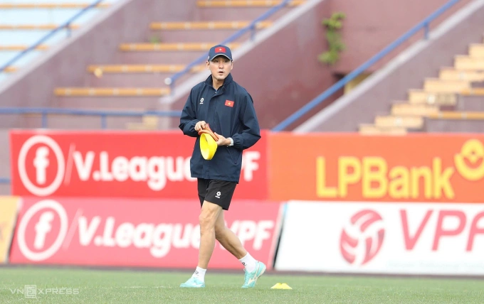 Trợ lý HLV Lee Jung-soo chuẩn bị cho buổi tập của đội tuyển Việt Nam tại sân Việt Trì ở Phú Thọ vào ngày 12/11/2025. Ảnh: Hiếu Lương