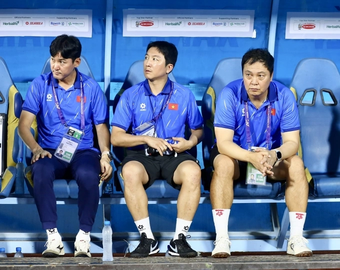 Trợ lý HLV Lee Jung-soo, HLV thể lực Yoon Dong-hun và HLV thủ môn Lee Woon-jae (từ trái sang) trước trận Việt Nam thắng Malaysia 3-1 ở lượt cuối bảng F vòng loại cuối Asian Cup 2027, trên sân Thiên Trường ở Ninh Bình ngày 31/3/2026. Ảnh: Hiếu Lương