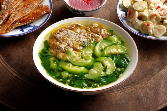 Canh cua đồng nấu với mướp, mùng tơi. Ảnh: Bùi Thủy