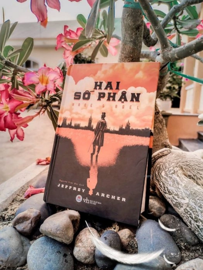 Sách Hai số phận của nhà văn người Anh Jeffrey Archer. Ảnh: Độc giả cung cấp