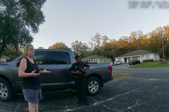 Susan Lorincz thường xuyên gọi cảnh sát đến vì mâu thuẫn với lũ trẻ hàng xóm. Ảnh: Netflix