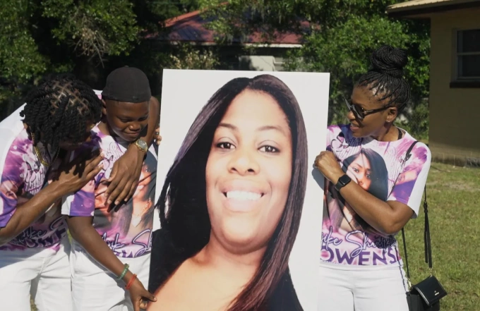 Gia đình tưởng niệm  Ajike AJ Owens. Ảnh: Netflix