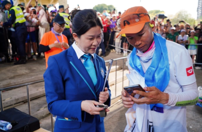 Huang Zhenglong được một đại diện Guinness xác nhận thành tích...