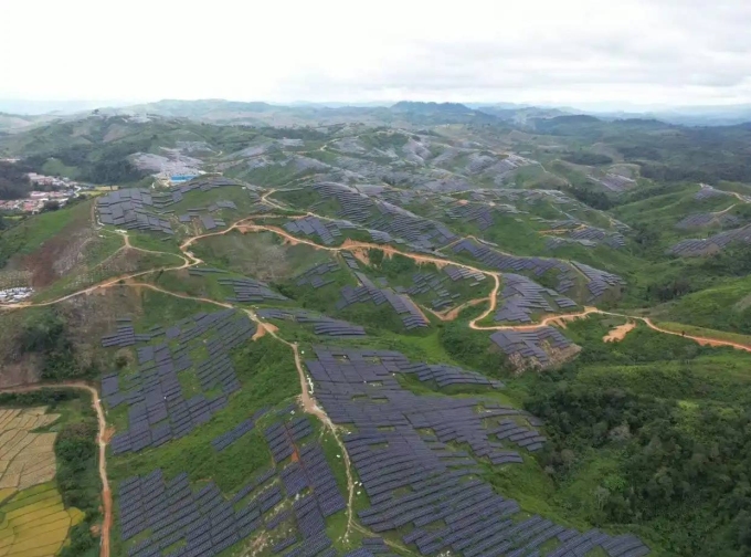 Trang trại điện lắp 2,23 triệu tấm pin mặt trời tại miền bắc Lào. Ảnh: CMG
