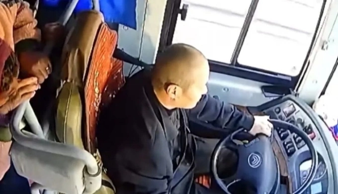 Zhou Qihong trong giây phút cứu 45 hành khách khỏi tai nạn trước khi qua đời. Ảnh: Camera