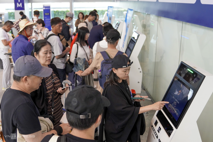 Hành khách làm thủ tục tại quầy tự động (kiosk), Nhà ga quốc tế Đà Nẵng. Ảnh: Nguyễn Đông.