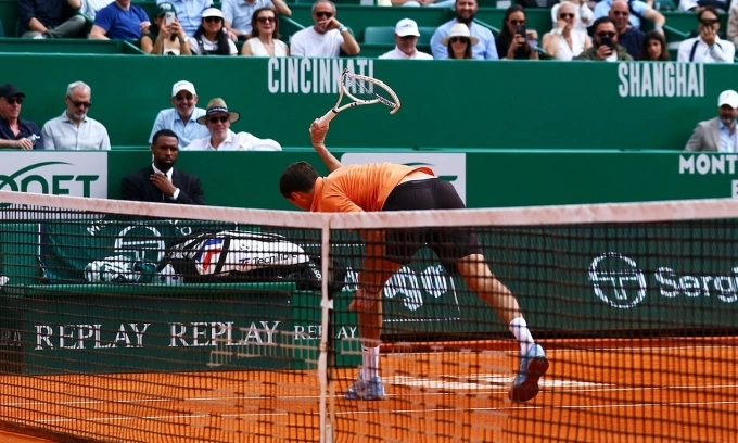 Daniil Medvedev phản ứng trong trận gặp Matteo Berrettini ở vòng 2 Monte Carlo Masters tại CLB Monte Carlo Country, Roquebrune-Cap-Martin, Pháp, ngày 8/4/2026. Ảnh: Reuters