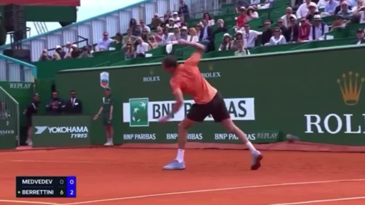 Medvedev đập vợt 7 lần liên tiếp khi thua 0-6, 0-6