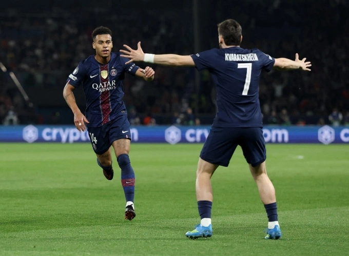 Doue (trái) mừng bàn mở tỷ số với Kvaratskhelia, ở tứ kết lượt đi Champions League trên sân Parc des Princes, Paris, Pháp hôm 8/4. Ảnh: Reuters
