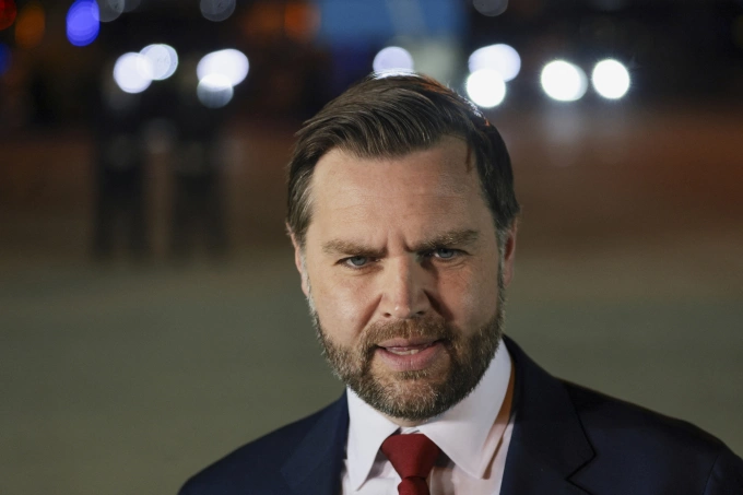 Phó tổng thống Mỹ JD Vance trả lời báo giới tại sân bay quốc tế Budapest Ferenc Liszt trước khi lên chuyên cơ rời Hungary ngày 8/4. Ảnh: AFP