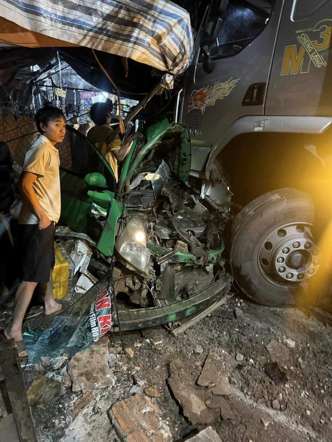 Hiện trường taxi bẹp dúm sau va chạm tại xã Trường Xuân, rạng sáng 9/4. Ảnh: Chi Yêng