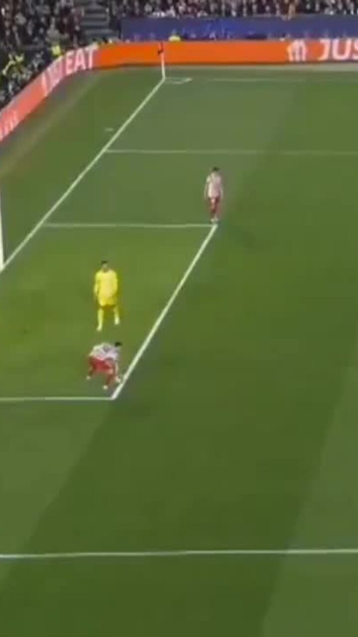 Pubill dùng tay đặt bóng trong trận Atletico - Barca