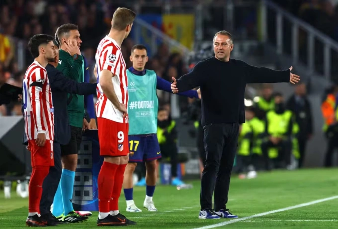 HLV Hansi Flick phàn nàn với trợ lý trọng tài trong trận Barca thua Atletico ở lượt đi tứ kết Champions League trên sân Camp Nou, Barcelona, Tây Ban Nha ngày 8/4/2026. Ảnh: Reuters