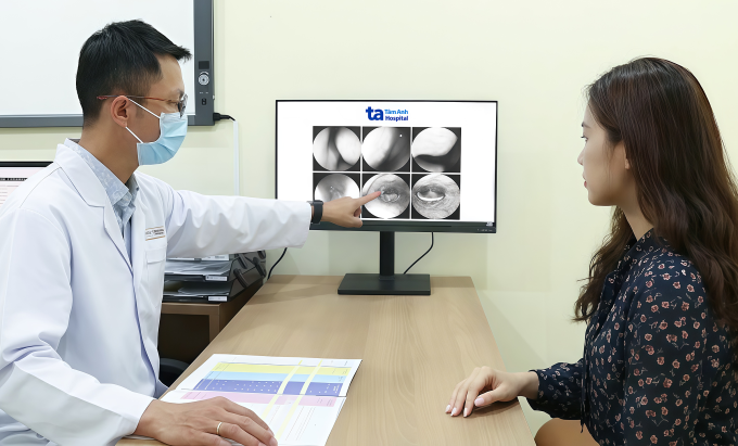 Bác sĩ Thạch đang tư vấn cho một người bệnh. Ảnh: Bệnh viện Đa khoa Tâm Anh