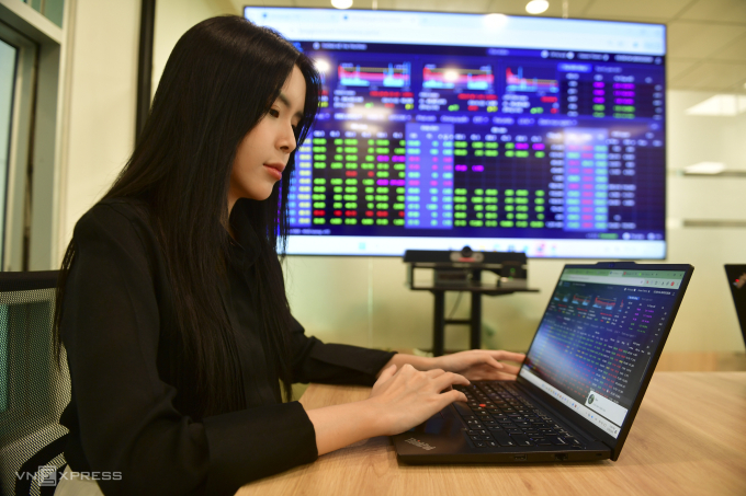Nhà đầu tư theo dõi thị trường chứng khoán tại một công ty ở TP HCM. Ảnh: Thanh Tùng