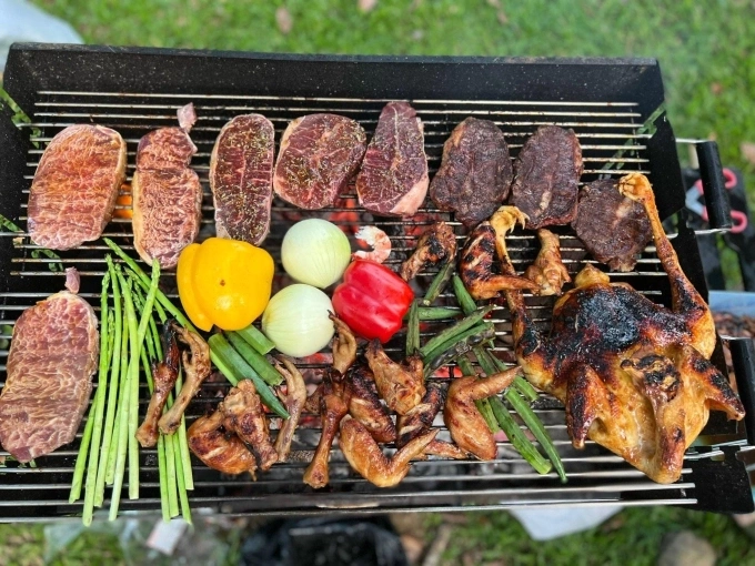 Mọi người không nên lạm dụng thịt đỏ, không ăn quá nhiều đồ chiên rán, dầu mỡ. Ảnh: Linh Linh