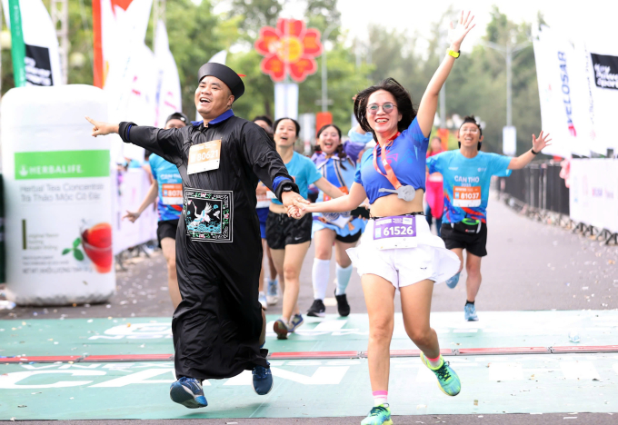 Runner vui mừng sải bước về đích VnExpress Marathon Cần Thơ 2025. Ảnh: VnExpress Marathon