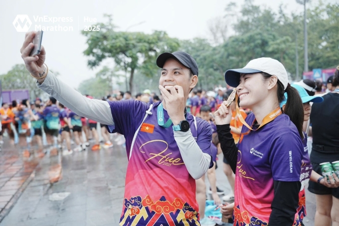 Runner check-in cùng huy chương giải đấu sau khi chinh phục đường chạy năm ngoái. Ảnh: VnExpress Marathon