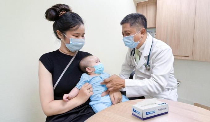 ThS.BS Nguyễn Đình Huấn khám da cho bệnh nhi tại Bệnh viện Đa khoa Tâm Anh TP HCM. Ảnh: Minh Tâm