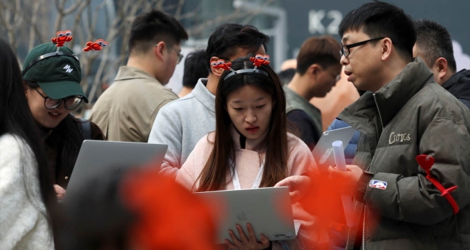 Nhiều người dùng Trung Quốc xếp hàng cài đặt tác nhân AI OpenClaw hồi tháng 2. Ảnh: Reuters