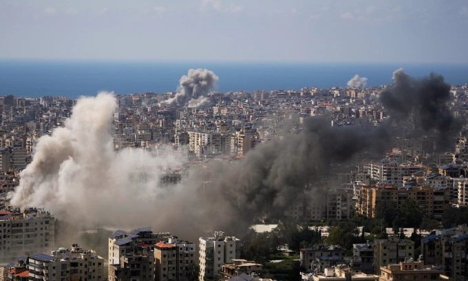 Khói bốc lên tại thủ đô Beirut của Lebanon sau cuộc tập kích của Israel hôm 8/4. Ảnh: AP