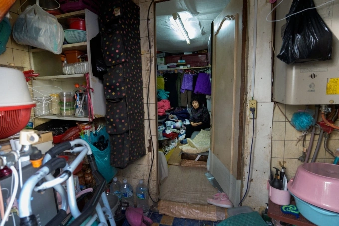Bà Lee Chang-wol, 85 tuổi, trong căn nhà không có bếp, không có vệ sinh, tại làng Guryong ở quận Gangnam, thành phố Seoul, ngày 22/3. Ảnh: NYT
