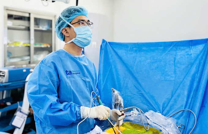 Bác sĩ Thắng trong một ca phẫu thuật điều trị bệnh lý cột sống gây đau lưng âm ỉ. Ảnh: Bệnh viện Đa khoa Tâm Anh