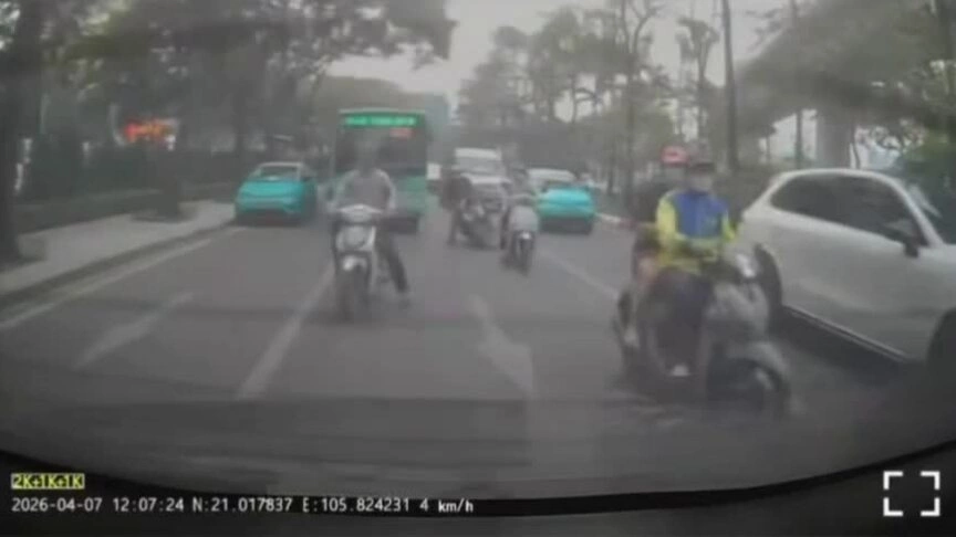 Mải dùng điện thoại cô gái đi xe máy đâm vào đuôi ôtô