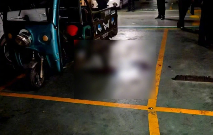 Nạn nhân bị bắn gục cách chỗ đậu xe của mình chưa đầy 50 m. Ảnh: CNW