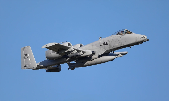 Cường kích A-10 cất cánh từ căn cứ không quân Lakenheath, Anh ngày 8/4. Ảnh: Stewart Jack