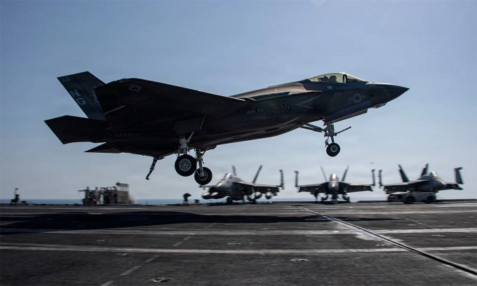 Tiêm kích F-35C hạ cánh xuống tàu sân bay USS Abraham Lincoln ngày 8/4. Ảnh: CENTCOM