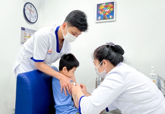 Bé trai tiêm vaccine phòng bệnh tại VNVC Điện Biên Phủ. Ảnh: Diệu Thuần