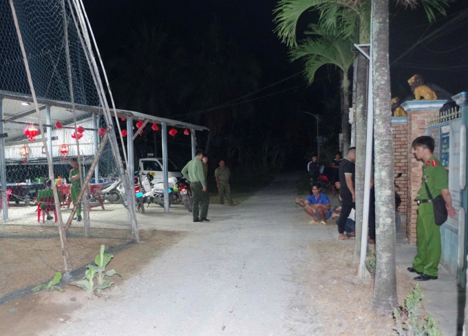 Cảnh sát khám nghiệm hiện trường. Ảnh: Nam An