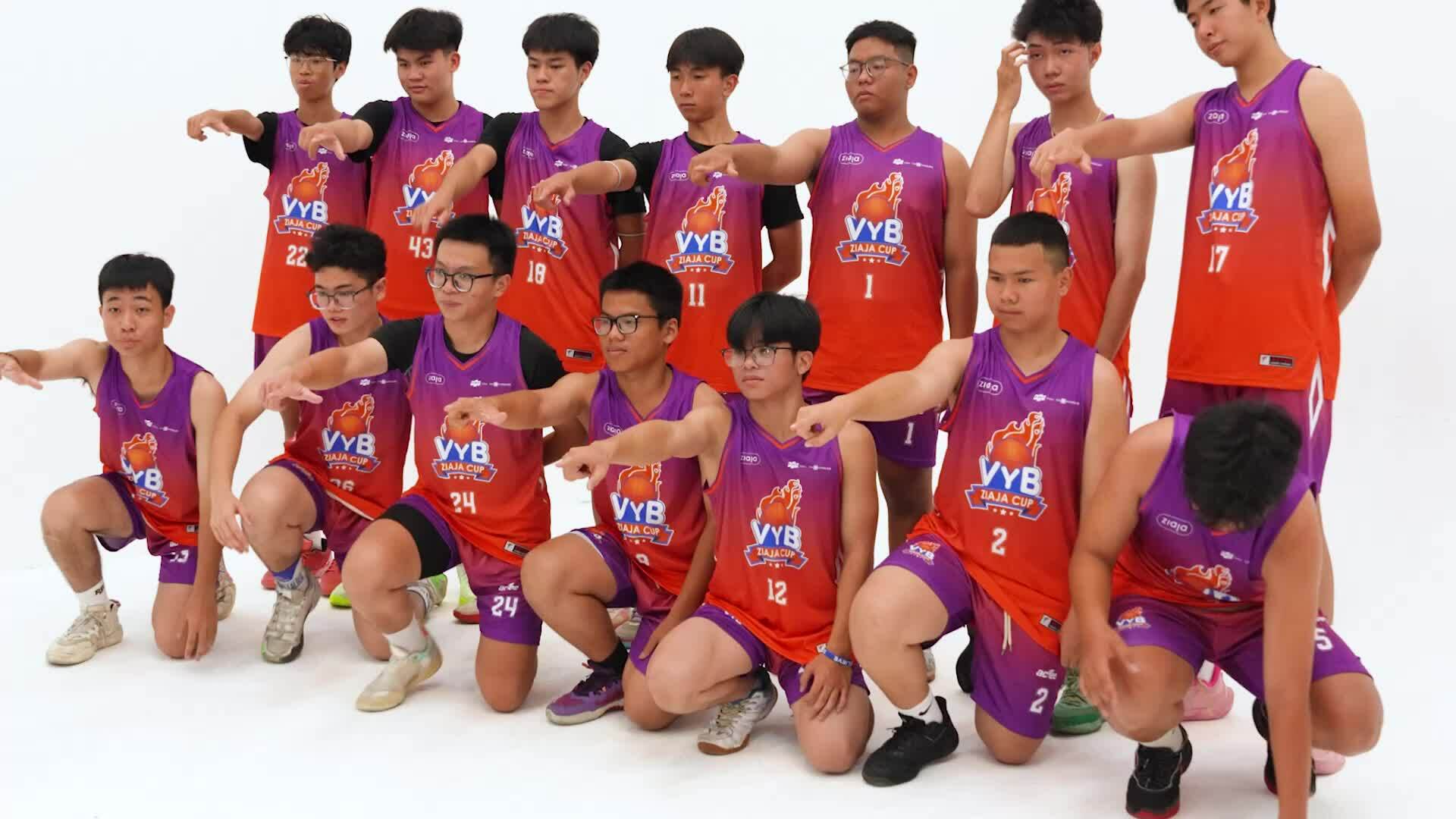 24 đội bóng rổ trẻ chụp ảnh, quay TikTok trước ngày thi đấu