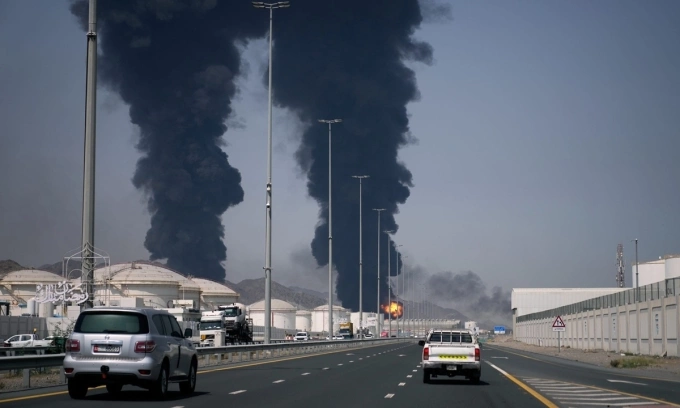 Lửa và những cột khói bốc lên sau khi mảnh vỡ từ UAV của Iran bị đánh chặn rơi trúng một cơ sở dầu mỏ tại Fujairah, UAE, hôm 14/3. Ảnh: AP