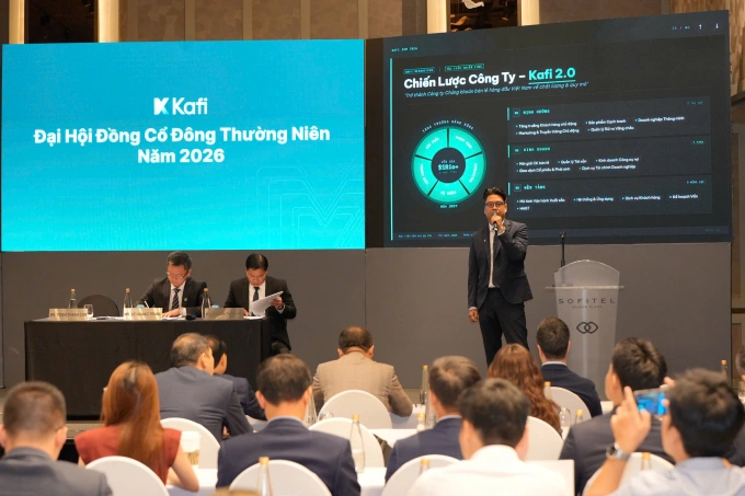 Ông Trịnh Thanh Cần trình bày kế hoạch lãi kỷ lục tại phiên họp thường niên ngày 9/4. Ảnh: Kafi