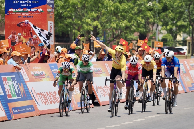 Dzianis mừng chiến thắng chặng 7 giải xe đạp toàn quốc tranh Cup Truyền hình HTV 2025 từ Nghệ An đi Quảng Trị, trưa 9/4. Ảnh: Huy Phạm