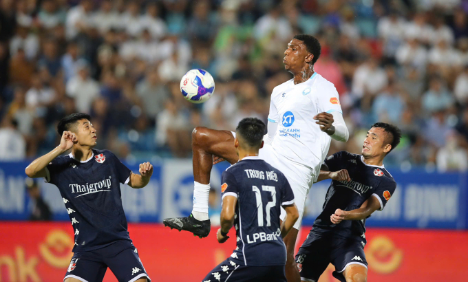 Ngoại binh CLB Nam Định (áo trắng) thi đấu với Hải Phòng ở vòng 1 V-League 2025-2026 trên sân Thiên Trường, Ninh Bình. Ảnh: Lâm Thoả