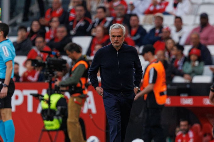 Mourinho trong trận gặp Casa Pia, trên sân Estadio Municipal de Rio Maior, Rio Maior, Bồ Đào Nha hôm 7/4. Ảnh: Reuters