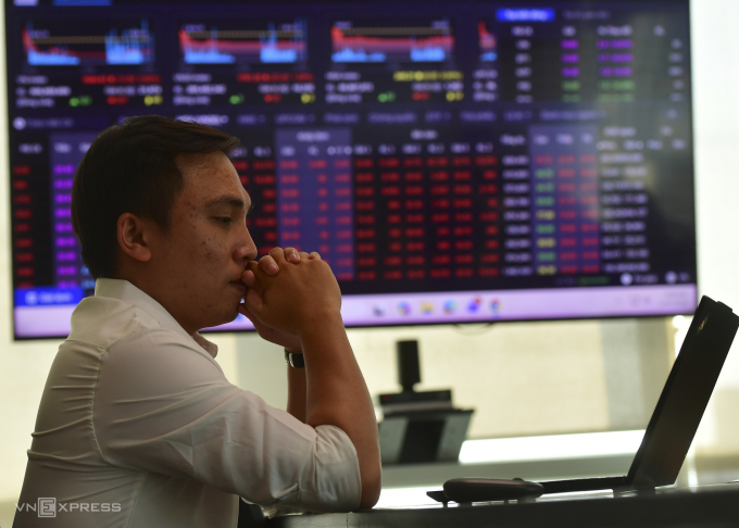 Nhà đầu tư theo dõi thị trường chứng khoán tại một công ty ở TP HCM. Ảnh: Thanh Tùng