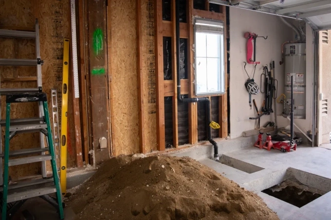 Garage đang cải tạo tại nhà ông Hardesty, năm 2025. Ảnh: CalMatters