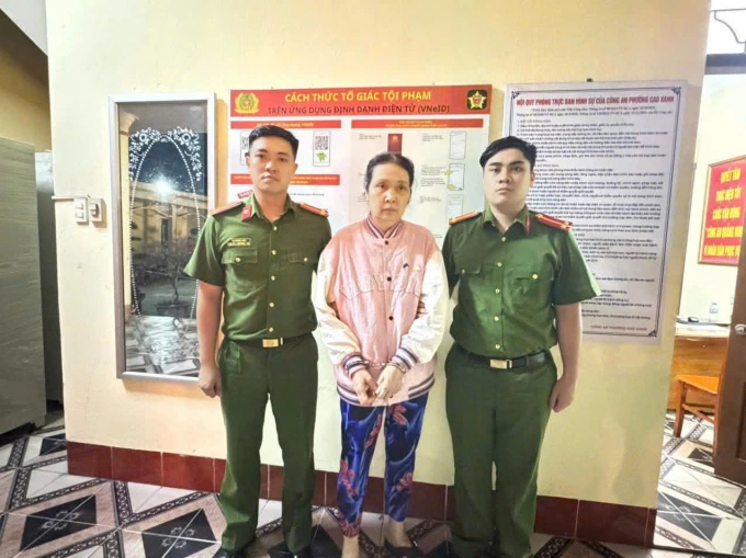 Bà Sâm (áo Hồng) khi bị bắt. Ảnh: Công an cung cấp